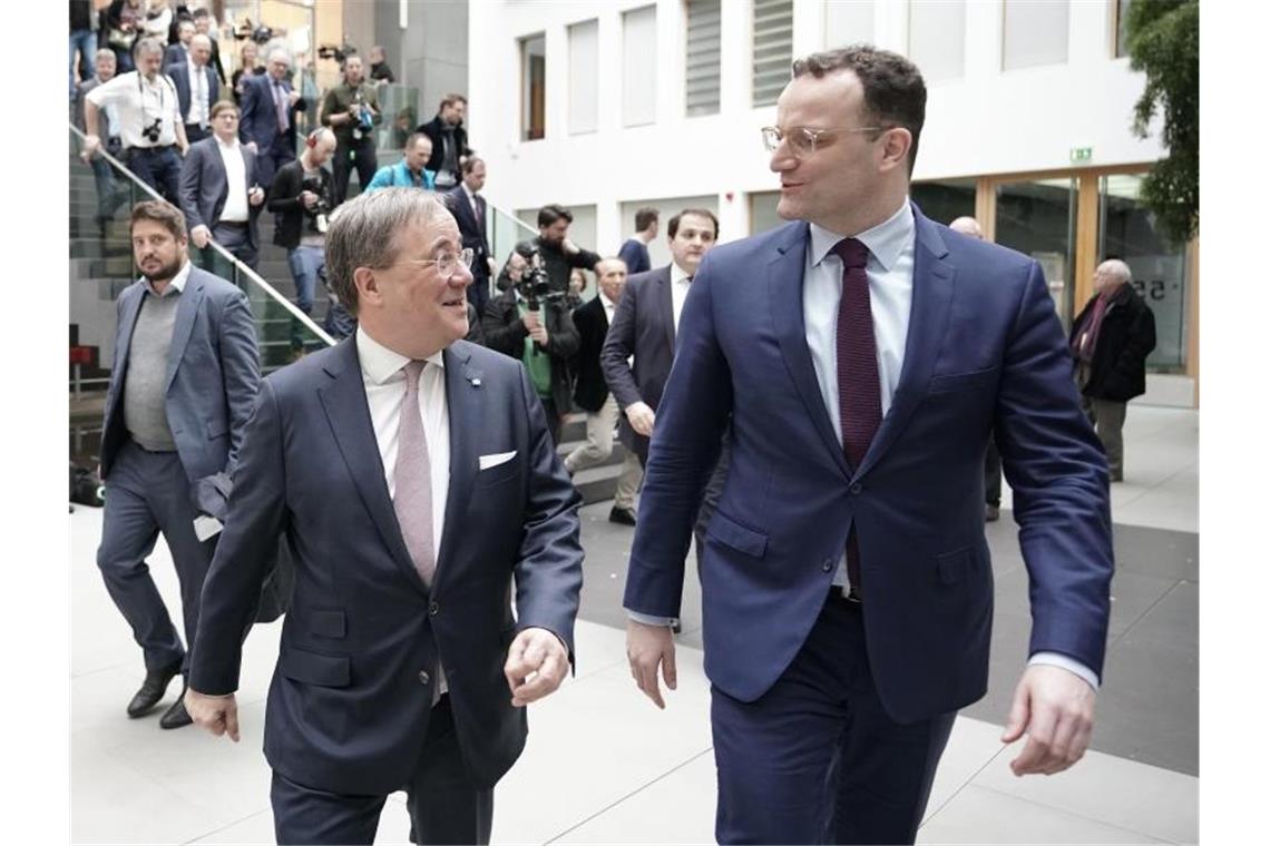 Kampfabstimmung um CDU-Vorsitz: CDU vor Richtungsentscheid Kandidaten-Duo für die AKK-Nachfolge: Gesundheitsminister Jens Spahn (r.) und NRW-Ministerpräsident Armin Laschet. Foto: Michael Kappeler/dpa