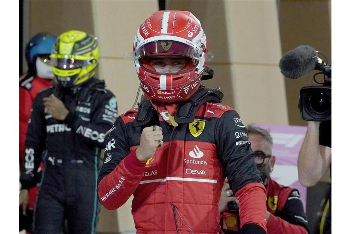 Leclerc holt erste Formel-1-Pole des Jahres Kann Charles Leclerc auch nach dem Rennen die Siegerfaust ballen?. Foto: Hasan Bratic/dpa