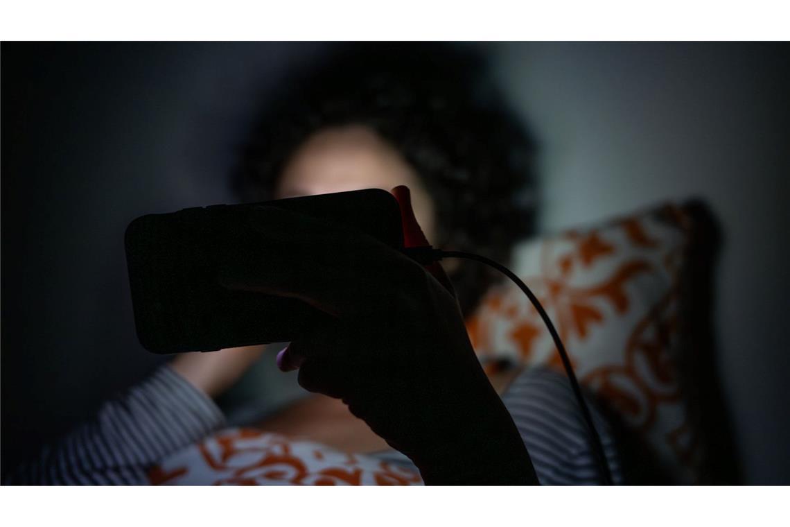 Kann das Einschlafen erschweren: übermäßige Smartphone-Nutzung im Bett.