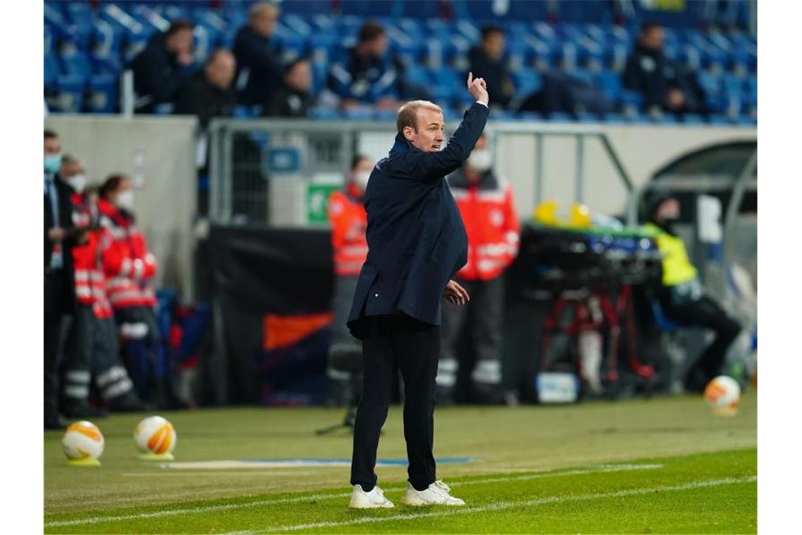 Nur noch Liga-Alltag: Hoffenheim und Hoeneß konsterniert Kann das Europa-Aus nicht verhindern: Hoffenheims Trainer Sebastian Hoeneß gestikuliert an der Seitenlinie. Foto: Uwe Anspach/dpa Pool/dpa