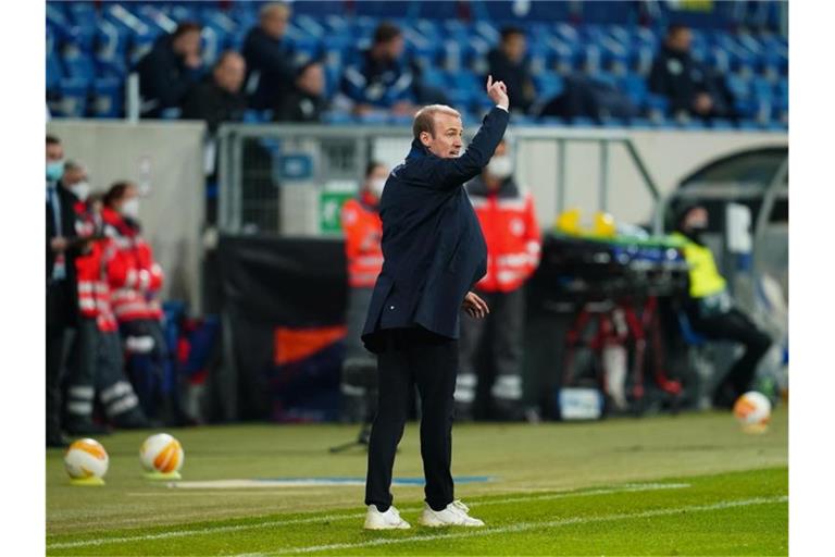 Kann das Europa-Aus nicht verhindern: Hoffenheims Trainer Sebastian Hoeneß gestikuliert an der Seitenlinie. Foto: Uwe Anspach/dpa Pool/dpa