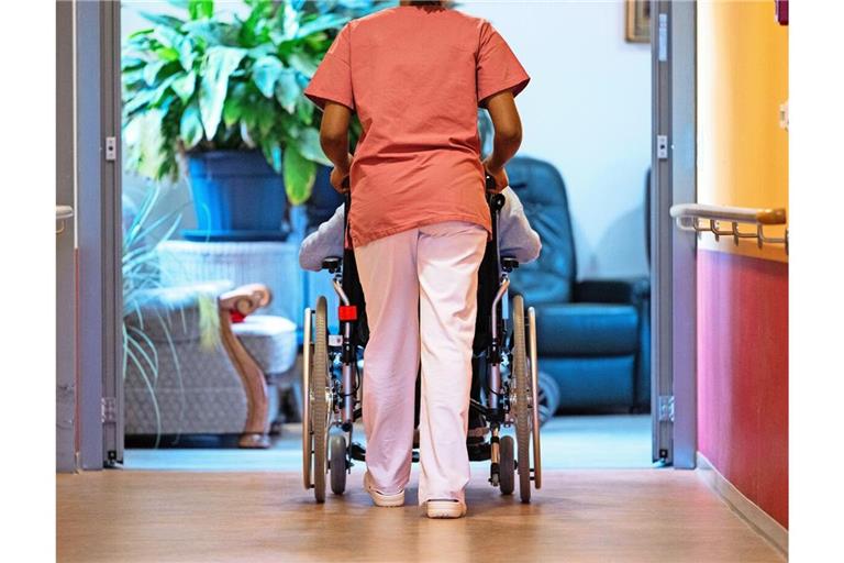 Kann ein pflegebedürftiger Mensch den Heimplatz nicht selbst bezahlen, stellt er einen Antrag auf Hilfe zur Pflege beim städtischen Sozialamt.