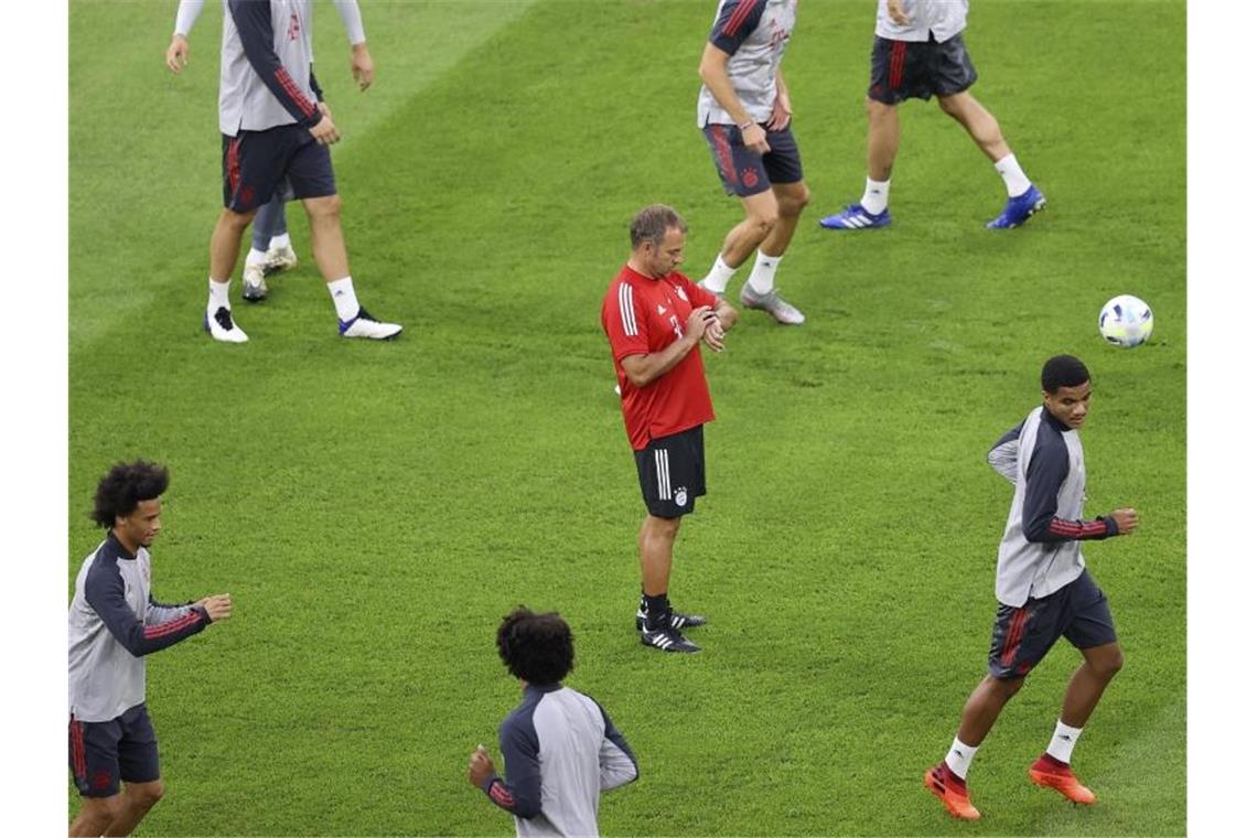 Kann gegen den FC Sevilla aus dem Vollen schöpfen: Hansi Flick (M) beim Abschlusstraining des FC Bayern München. Foto: Laszlo Szirtesi/Pool Getty/AP/dpa