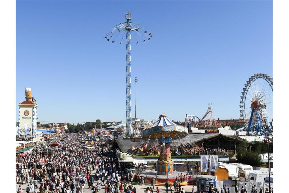 Oktoberfest im Sommer? Wirtschaftsminister wirbt Kann man das Oktoberfest im Sommer feiern?. Foto: Tobias Hase/dpa