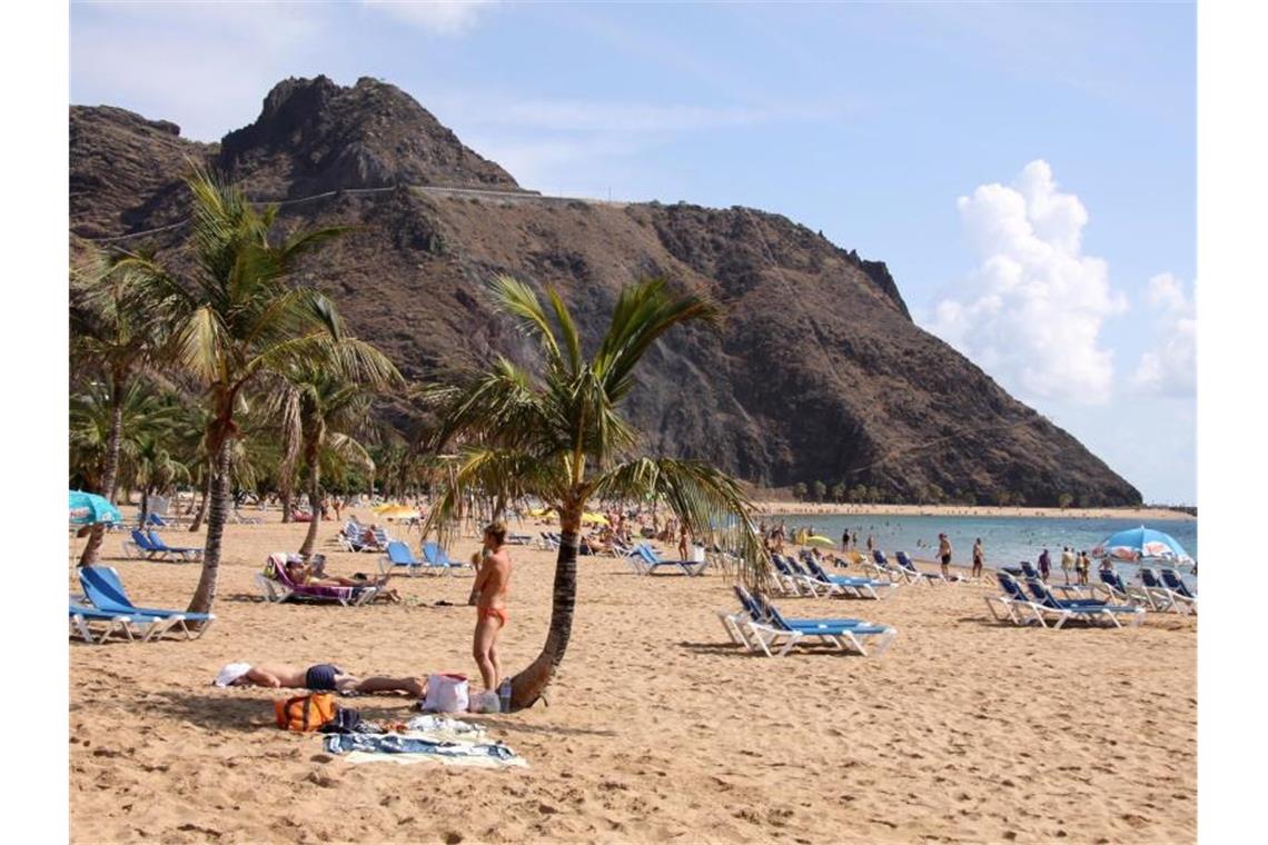 EU plant neue Corona-Reiseauflagen Kann man mit einer Impfung wieder frei reisen? Zum Beispiel an den Playa de las Teresitas auf Teneriffa?. Foto: Manuel Meyer/dpa-tmn