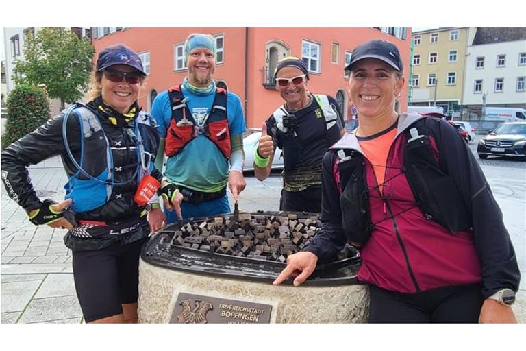 Kann man nach einem 60-Kilometer-Lauf noch so gut aussehen? Die vier Albsteig-Läufer am Ende des ersten Tages in Bopfingen (von links): Angela Wegele, Manuel Schmied, Karlheinz Dravec und Melanie Bernardino Rodrigo.