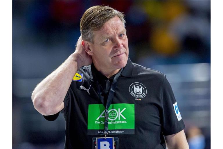 Kann mit Deutschlands Handballern gegen Schweden einen großen Schritt Richtung Olympia machen: Alfred Gislason. Foto: Sascha Klahn/dpa