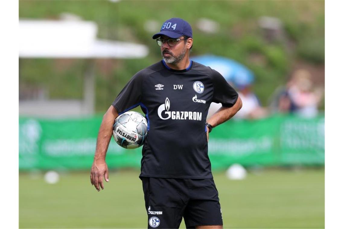 Bundesliga zurück auf dem Trainingsplatz Kann mit Kleingruppen wieder das Training aufnehmen: Schalke-Coach David Wagner. Foto: Tim Rehbein/dpa
