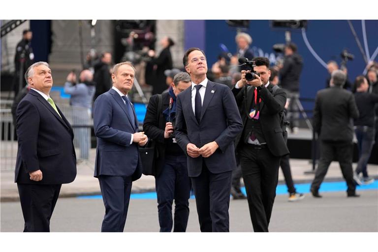 Kann Nato-Generalsekretär Mark Rutte (r) in dem aktuellen Konflikt vermitteln? Ungarns Ministerpräsident Viktor Orban (l) steckt mitten im Wahlkampf und steht unter Druck. (Archivbild)