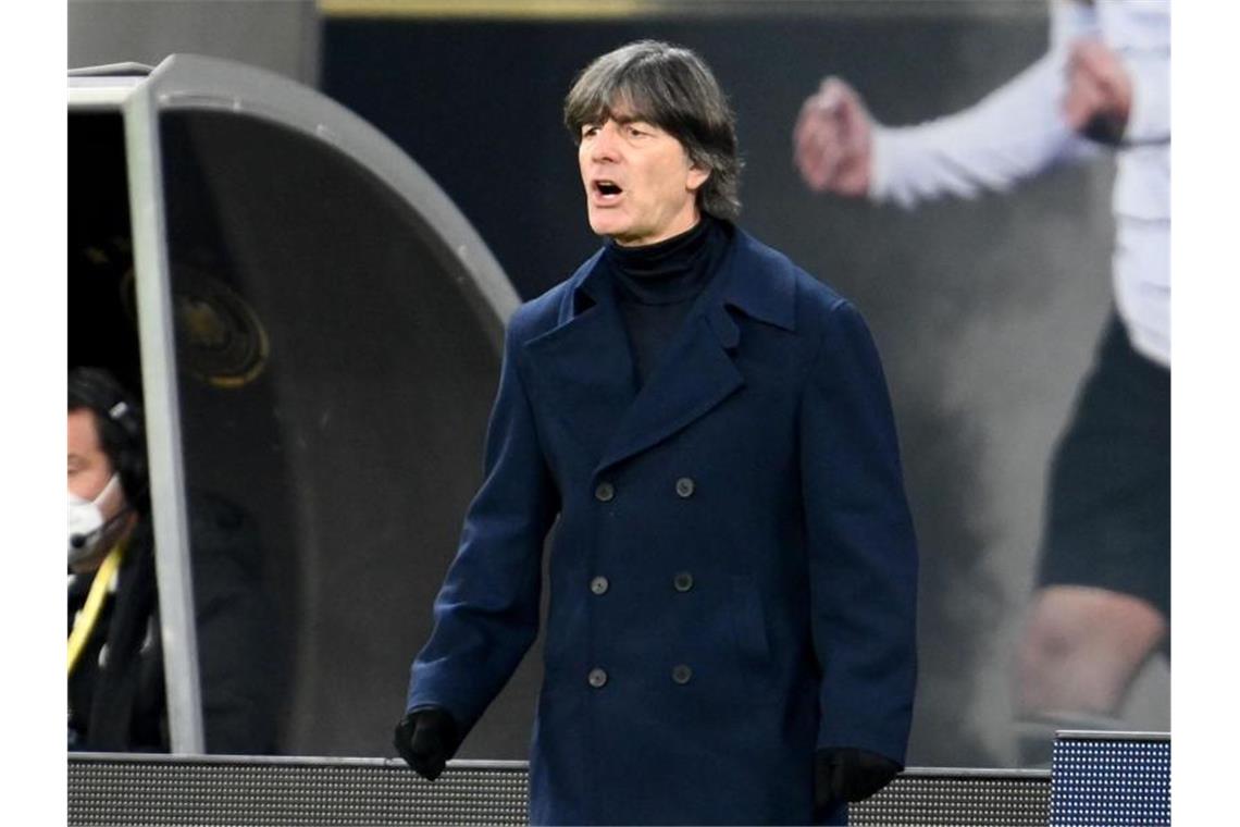 Moraldebatte um Corona trübt Löws Lichtblicke Kann seinen Blick momentan nicht vollends auf das Sportliche richten: Bundestrainer Joachim Löw. Foto: Robert Michael/dpa-Zentralbild/dpa
