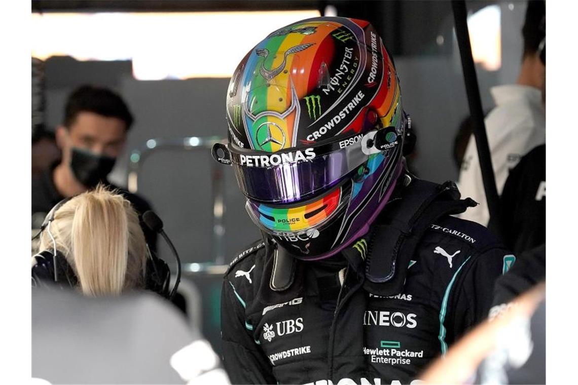 Kann sich für die entscheidenden Saisonrennen auf einen stärkeren Motor freuen: Mercedes-Pilot Lewis Hamilton. Foto: Hasan Bratic/dpa