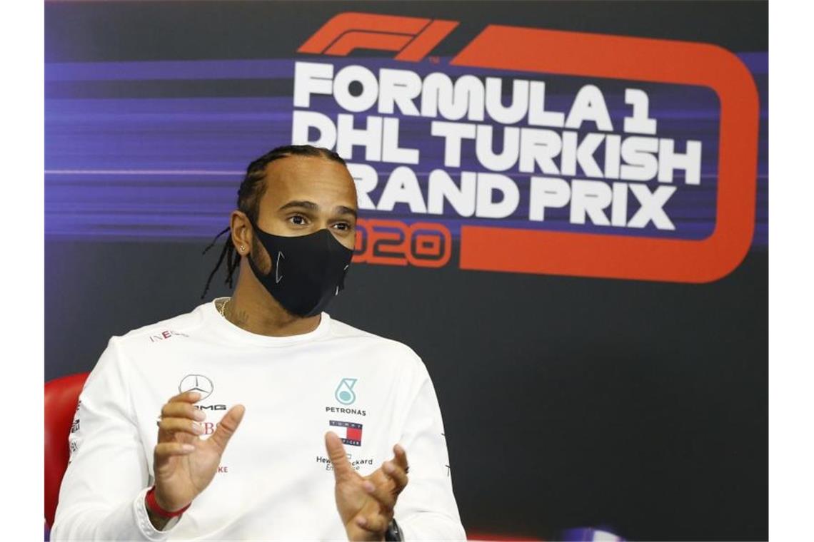 Darüber wird auch gesprochen im Fahrerlager von Istanbul Kann sich in Istanbul seinen siebten WM-Titel sichern: Mercedes-Pilot Lewis Hamilton. Foto: Antonin Vincent/POOL DPPI/AP/dpa