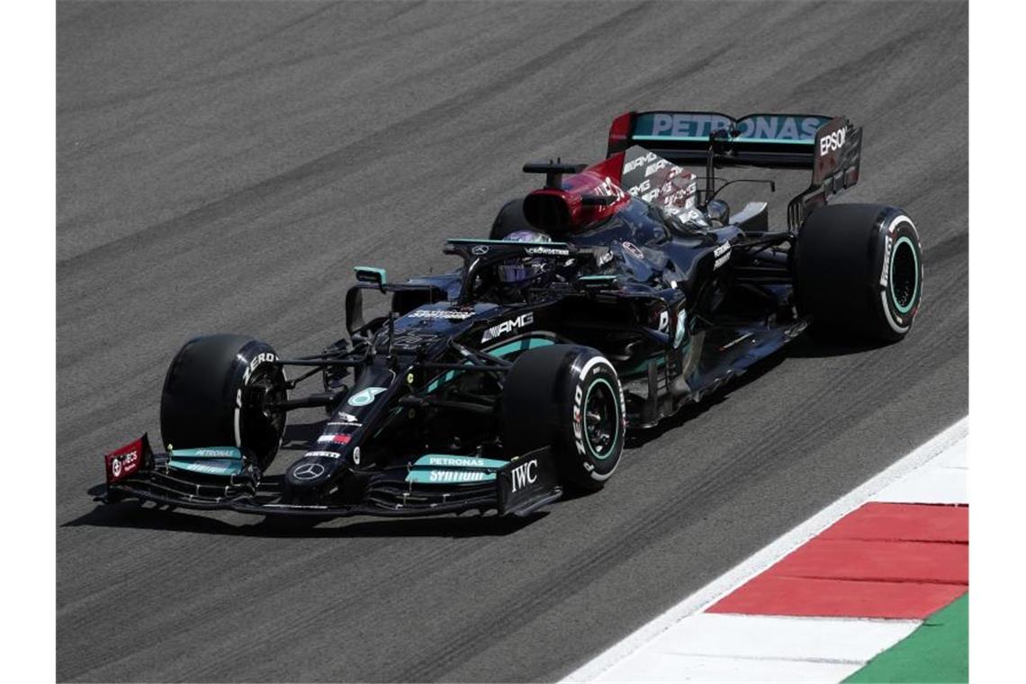 Kann sich in Portimão seine 100. Pole Position holen: Lewis Hamilton. Foto: Manu Fernandez/AP/dpa