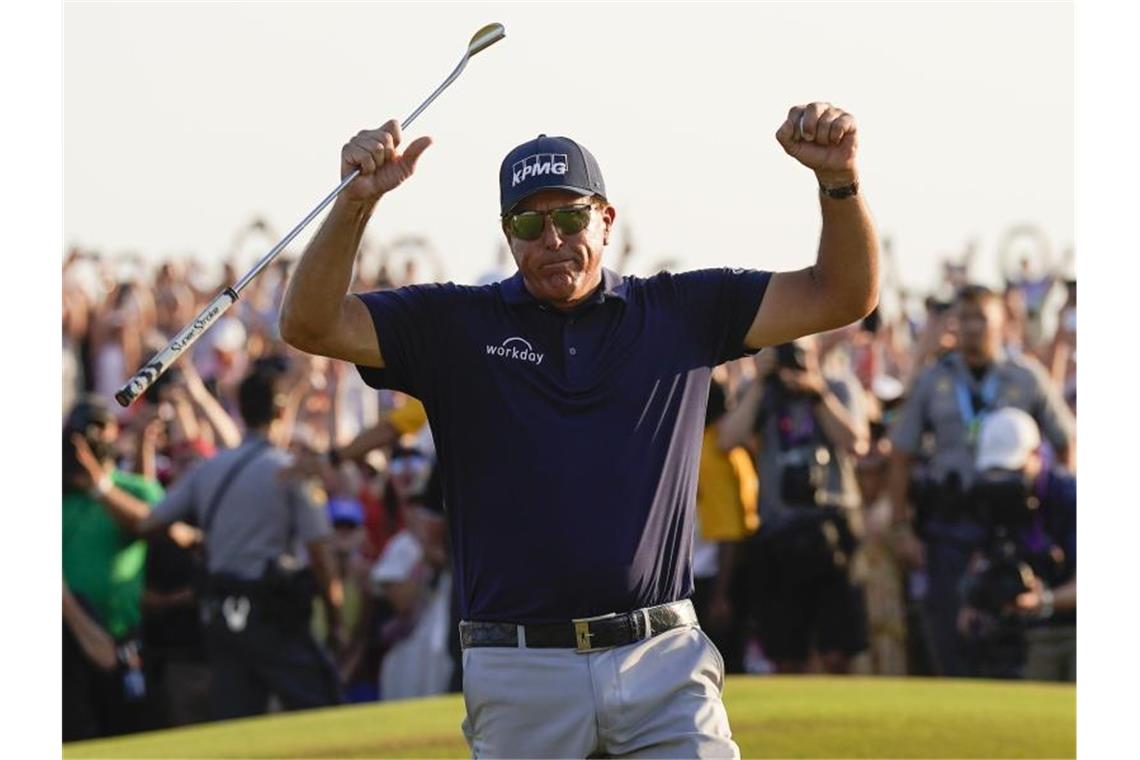 Kann sich von seinen Fans den verdienten Applaus abholen: Golfstar Phil Mickelson. Foto: David J. Phillip/AP/dpa