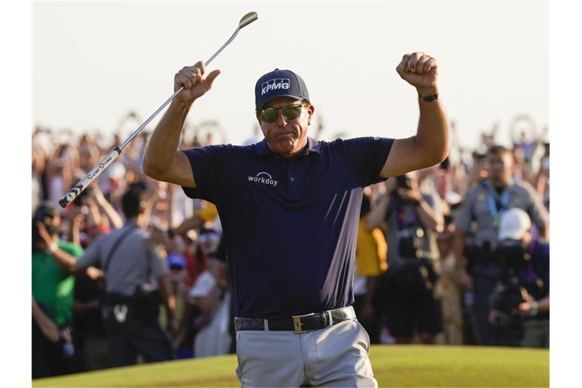 Major-Triumph mit 50: Mickelson schreibt Golf-Geschichte Kann sich von seinen Fans den verdienten Applaus abholen: Golfstar Phil Mickelson. Foto: David J. Phillip/AP/dpa