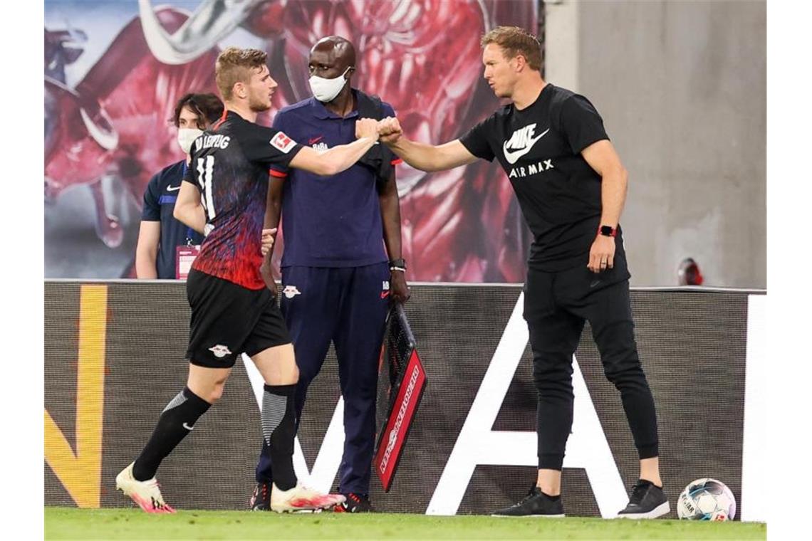 Kann Timo Werner (l) verstehen: Leipzigs Trainer Julian Nagelsmann klatscht mit dem Stürmer bei dessen Auswechselung ab. Foto: Jan Woitas/dpa-Zentralbild/dpa