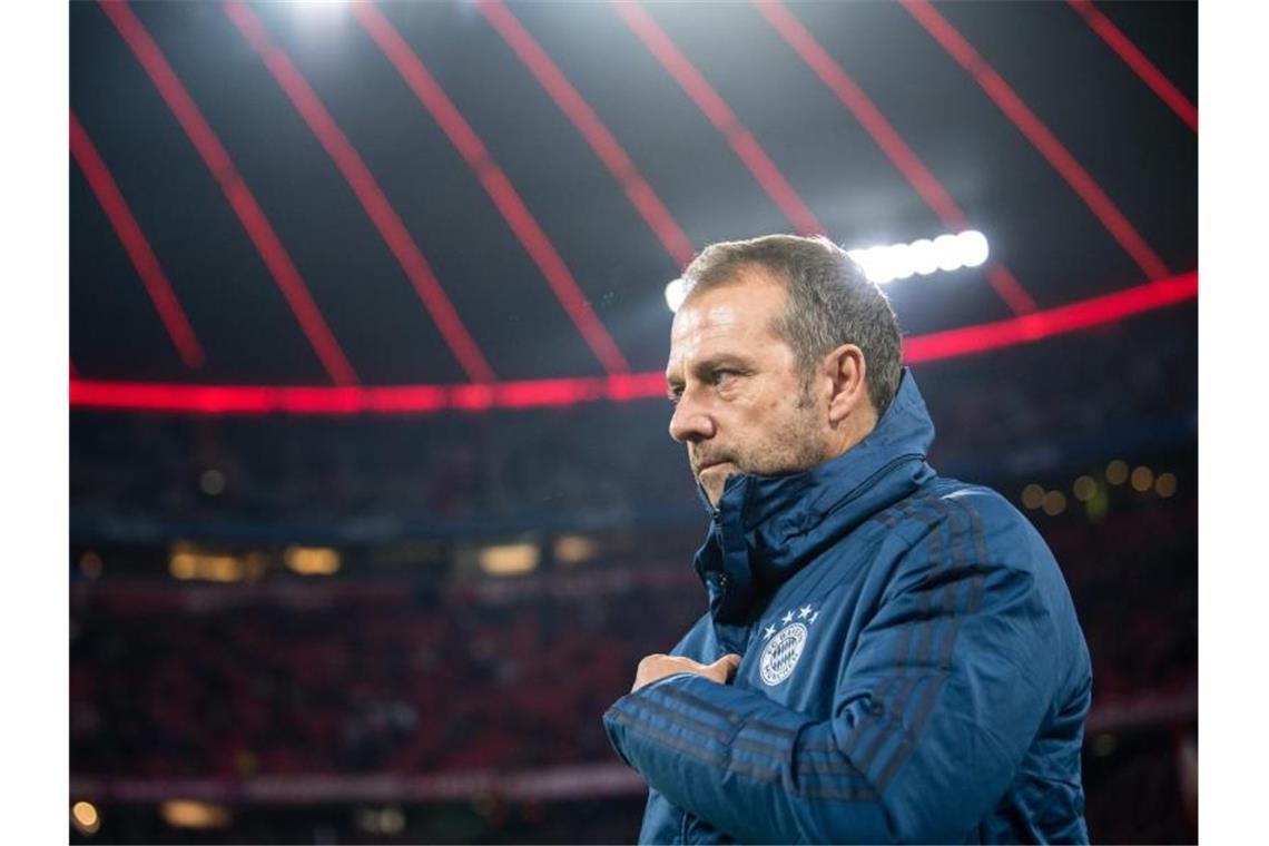 Kann trotz der Niederlage durch Leverksuen auf eine längere Amtszeit als Bayern-Trainer hoffen: Hansi Flick. Foto: Matthias Balk/dpa