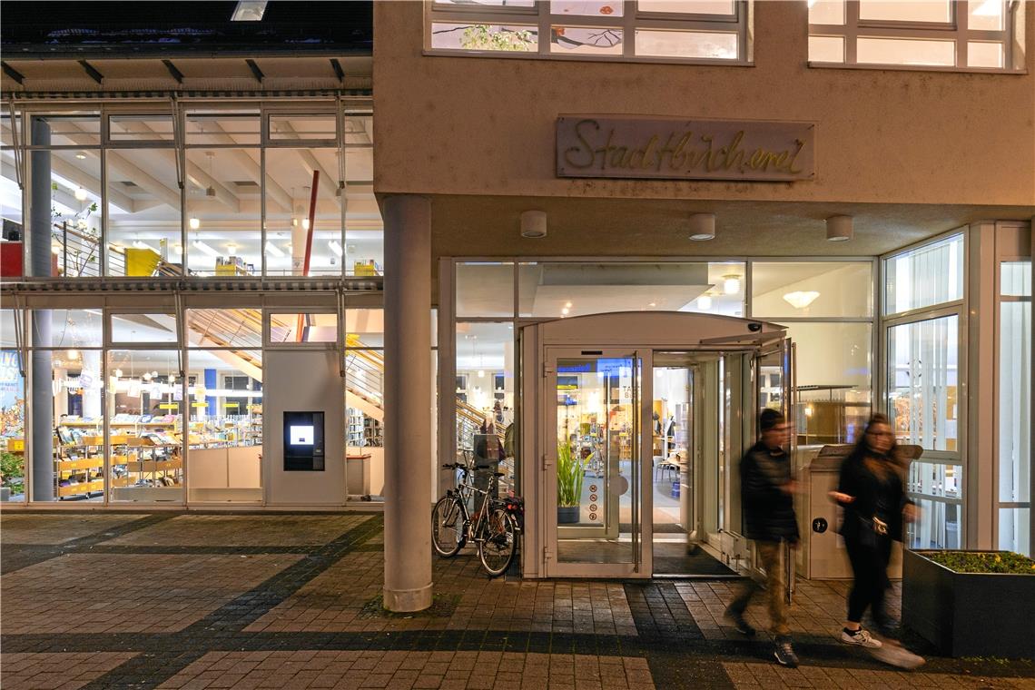 Backnang: An diesen Orten kann sich jeder aufwärmen Kann während ihrer Öffnungszeiten als Ort zum Aufwärmen dienen: Die Stadtbücherei steht Bedürftigen offen. Foto: Alexander Becher