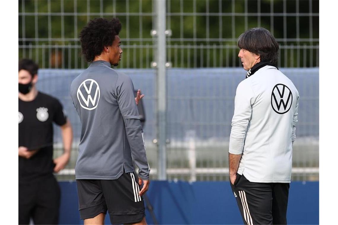 Kann wieder auf Leroy Sané (l) zurückgreifen: Bundestrainer Joachim Löw. Foto: Christian Charisius/dpa