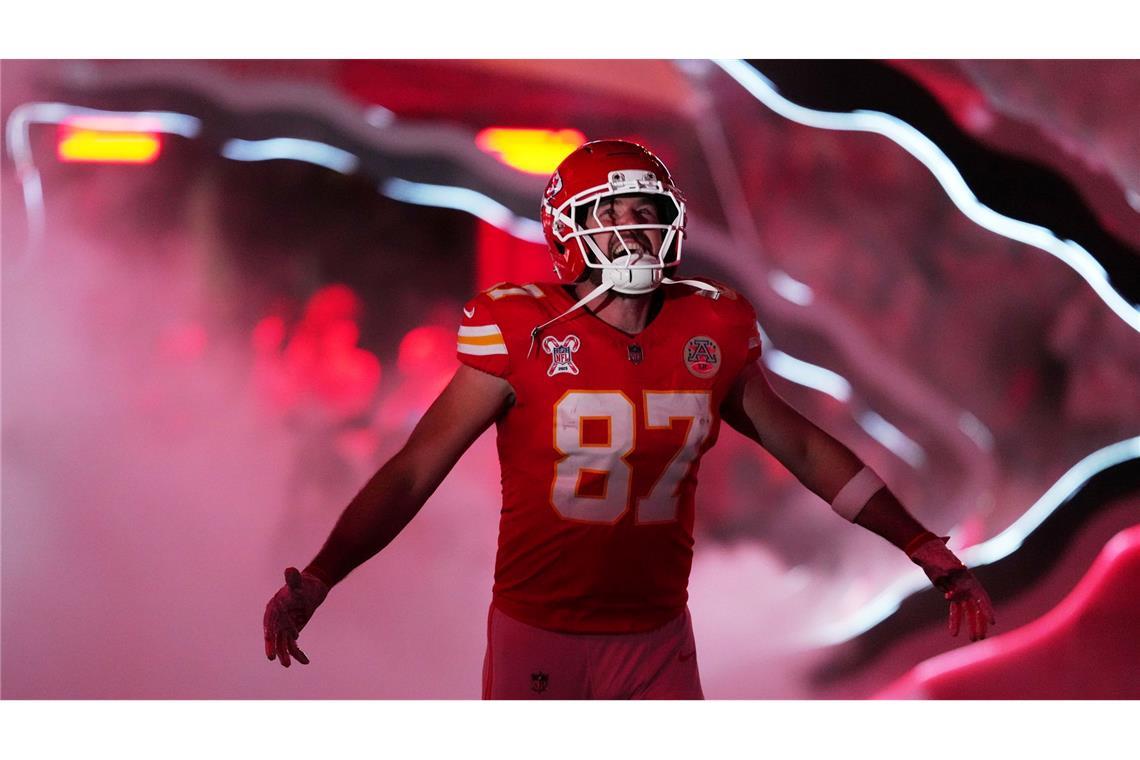 Kansas City Chiefs Tight End Travis Kelce kommt auf das Spielfeld.