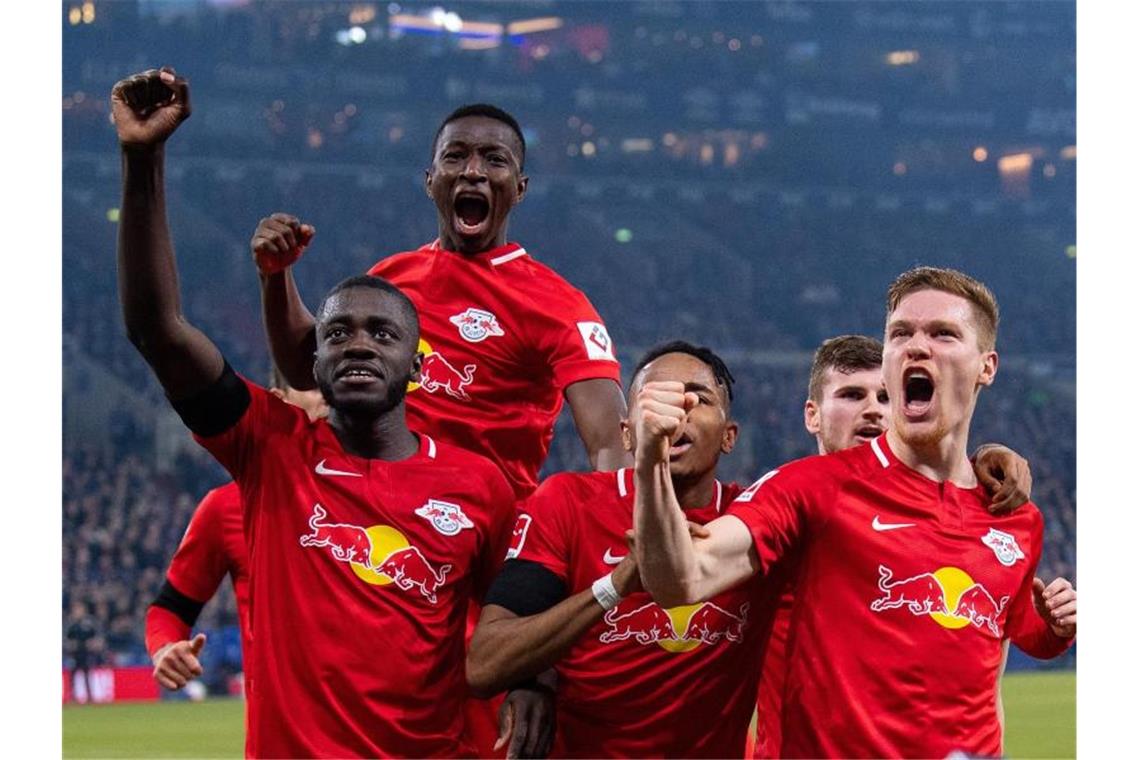 Leipzig und BVB bleiben an Bayern dran Kantersieg auf Schalke: Die Leipziger gewannen mit 5:0. Foto: Guido Kirchner/dpa