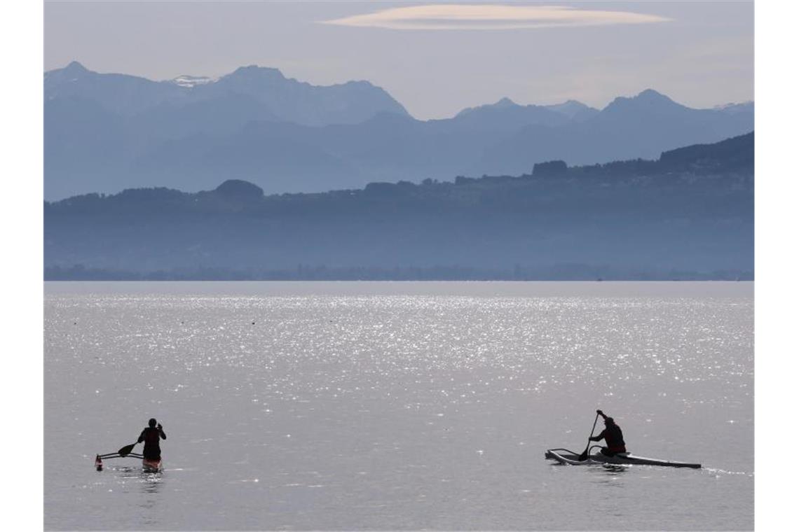 Experten: Klimawandel gefährdet Seeforellen im Bodensee Kanuten fahren über den Bodensee. Foto: Karl-Josef Hildenbrand/dpa/Archivbild