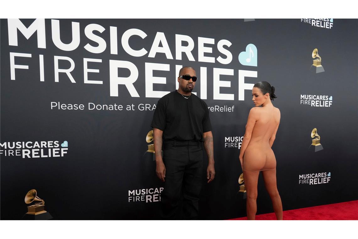 Partnerin von Kanye West beinahe nackt bei Grammy-Verleihung