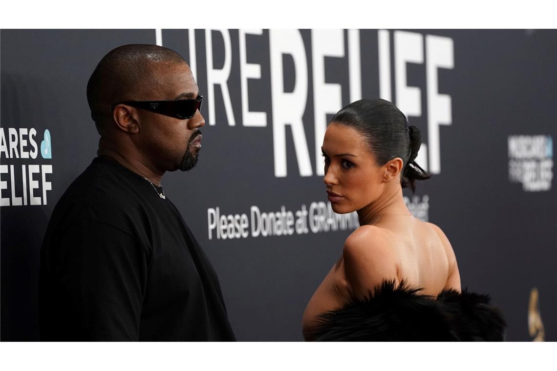 Partnerin von Kanye West beinahe nackt bei Grammy-Verleihung