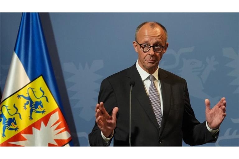 Kanzler Friedrich Merz äußerte sich am Montagabend in Husum auch zu der Diskussion über die Äußerungen von Außenminister Johann Wadephul (beide CDU) im Zusammenhang mit der Rückkehr von Syrern in ihr Heimatland.