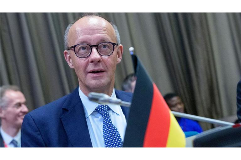 Kanzler Friedrich Merz (CDU) äußert sich in der angolanischen Hauptstadt Luanda auch zu den Verhandlungen über einen Friedensplan für die Ukraine.