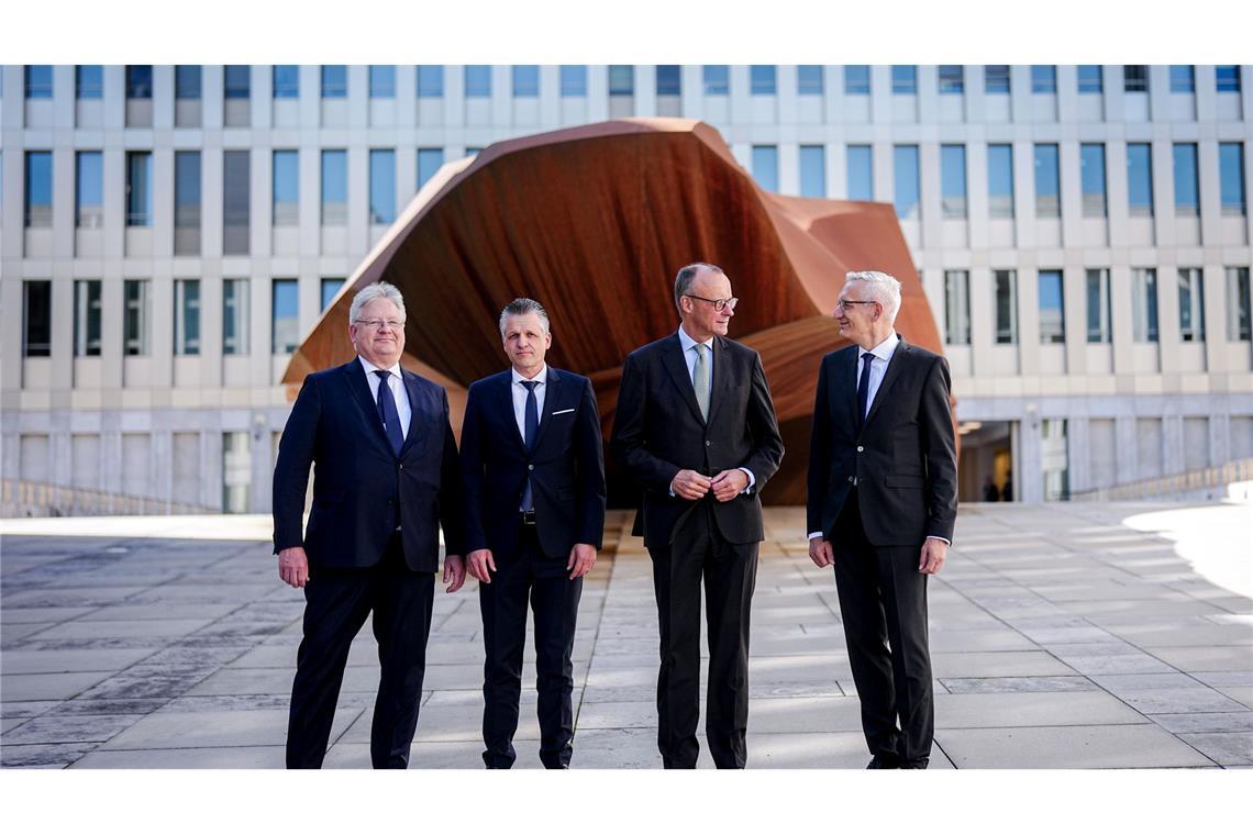 Kanzler Friedrich Merz (CDU) nimmt an der Amtseinführung des neuen BND-Präsidenten Martin Jäger (re) teil. Mit dabei sind auch dessen Vorgänger Bruno Kahl und Kanzleramtschef Thorsten Frei (l-r).