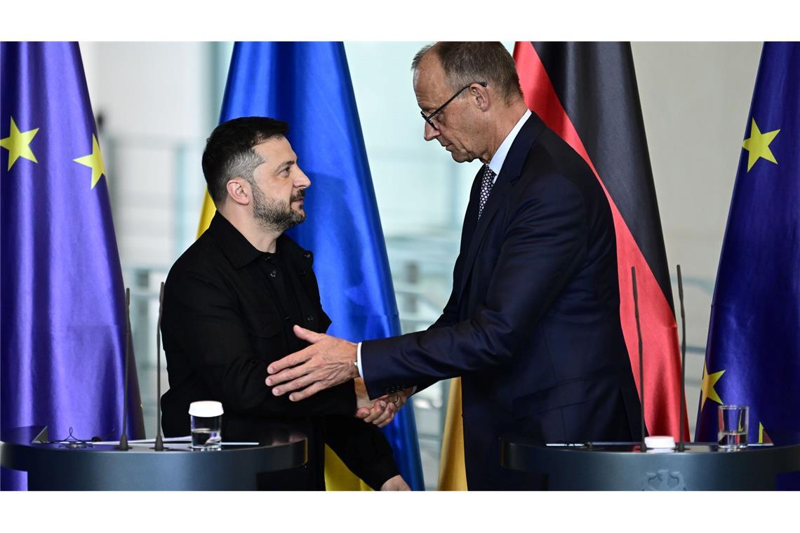 Kanzler Friedrich Merz (CDU, r.) will den ukrainischen Präsidenten Wolodymir Selenskyj am Montag in Berlin empfangen.