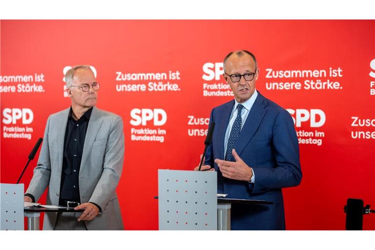 Kanzler Friedrich Merz (CDU) und SPD-Fraktionschef Matthias Miersch sprechen vor der Sitzung der SPD-Bundestagsfraktion vor Pressevertretern.