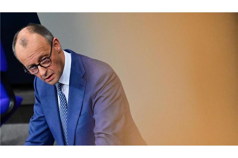 Kanzler Friedrich Merz (CDU) wirbt in seiner Regierungserklärung im Bundestag für die Zustimmung seiner EU-Kolleginnen und -Kollegen zur Nutzung des eingefrorenen russischen Staatsvermögens zu Gunsten der Ukraine.