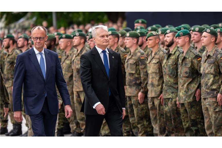Kanzler Merz beim Aufstellungsappell der neuen Bundeswehrbrigade in Vilnius, neben ihm der litauische Präsident Nauseda.