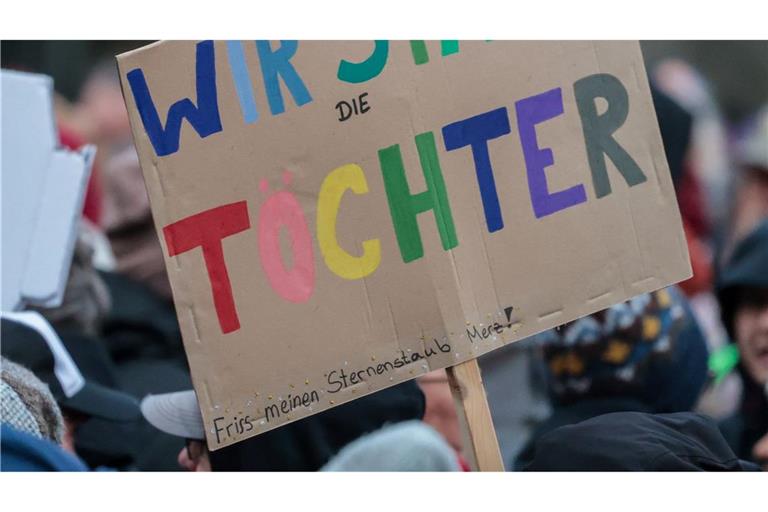 Prominente Frauen fordern von Merz mehr Sicherheit Kanzler Merz hat mit seinen "Stadtbild"-Äußerungen eine Debatte ausgelöst. (Illustration)