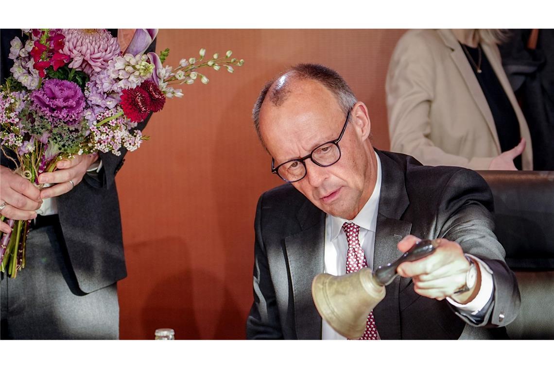 Kanzler Merz läutet die Glocke zur Kabinettssitzung  – und bekommt Glückwünsche zum 70.