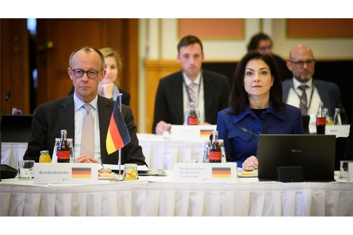 Kanzler Merz mahnt seine Wirtschaftsministerin zur Zurückhaltung in der Spritpreis-Debatte. (Archivbild)
