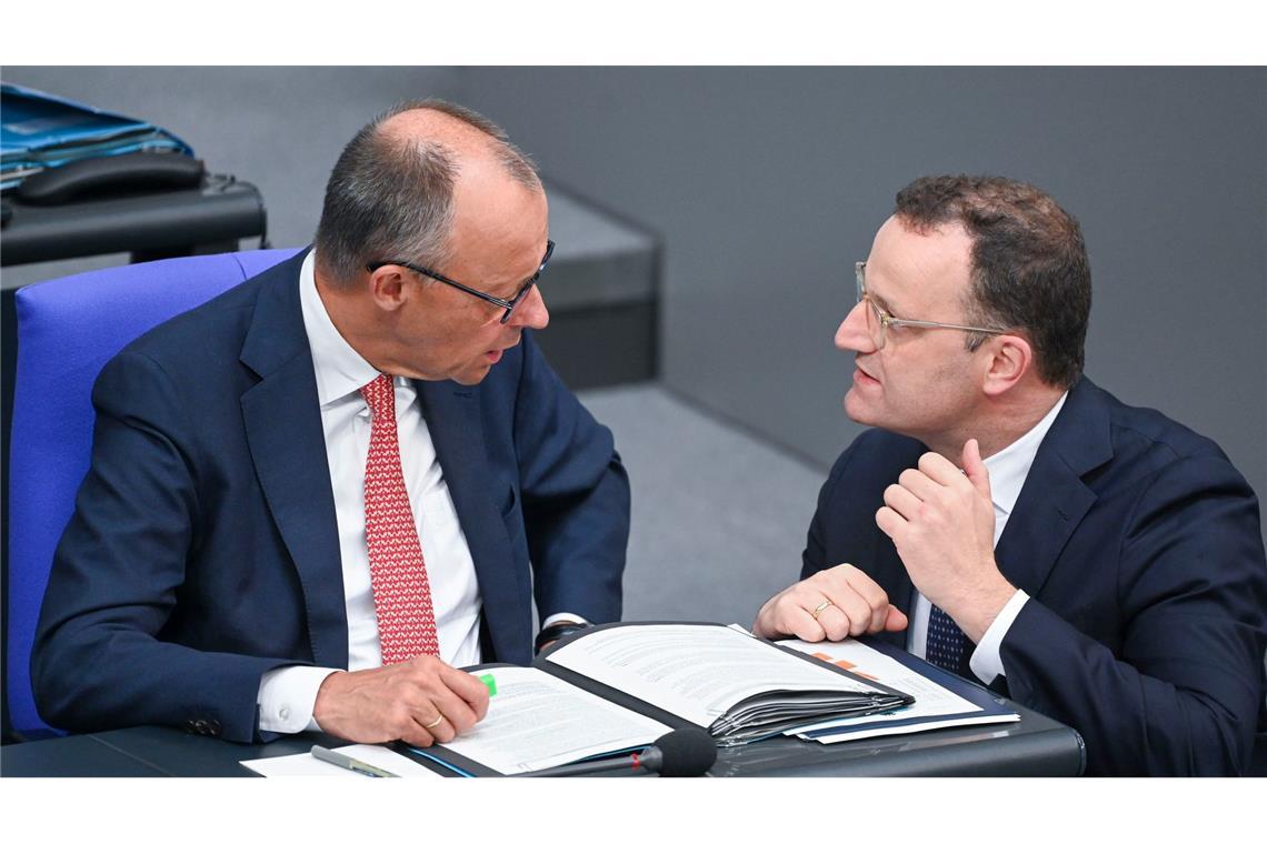 Merz stellt sich hinter Spahn – SPD will Aufklärung Kanzler Merz stellt sich hinter Unionsfraktionschef Spahn.