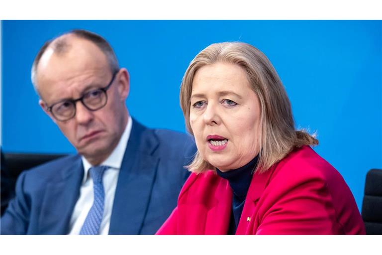 Kanzler Merz und Arbeitsministerin Bas bekommen am Dienstag den Rentenbericht.