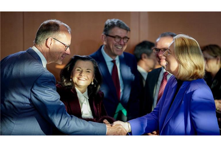 Kanzler Merz und Ministerin Bas wirken im Kabinett zufrieden.