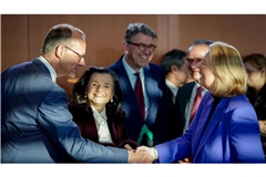 Kanzler Merz und Ministerin Bas wirken im Kabinett zufrieden.