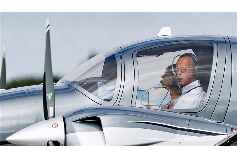 Kanzler Merz vor einigen Jahren im Cockpit eines Flugzeugs. (Archivbild)