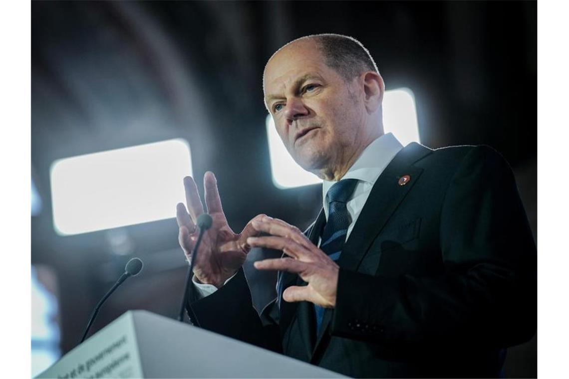 Scholz: Schröder-Gespräche bei Vermittlung berücksichtigen Kanzler Olaf Scholz gibt im Schloss in Versailles eine Pressekonferenz. Foto: Kay Nietfeld/dpa