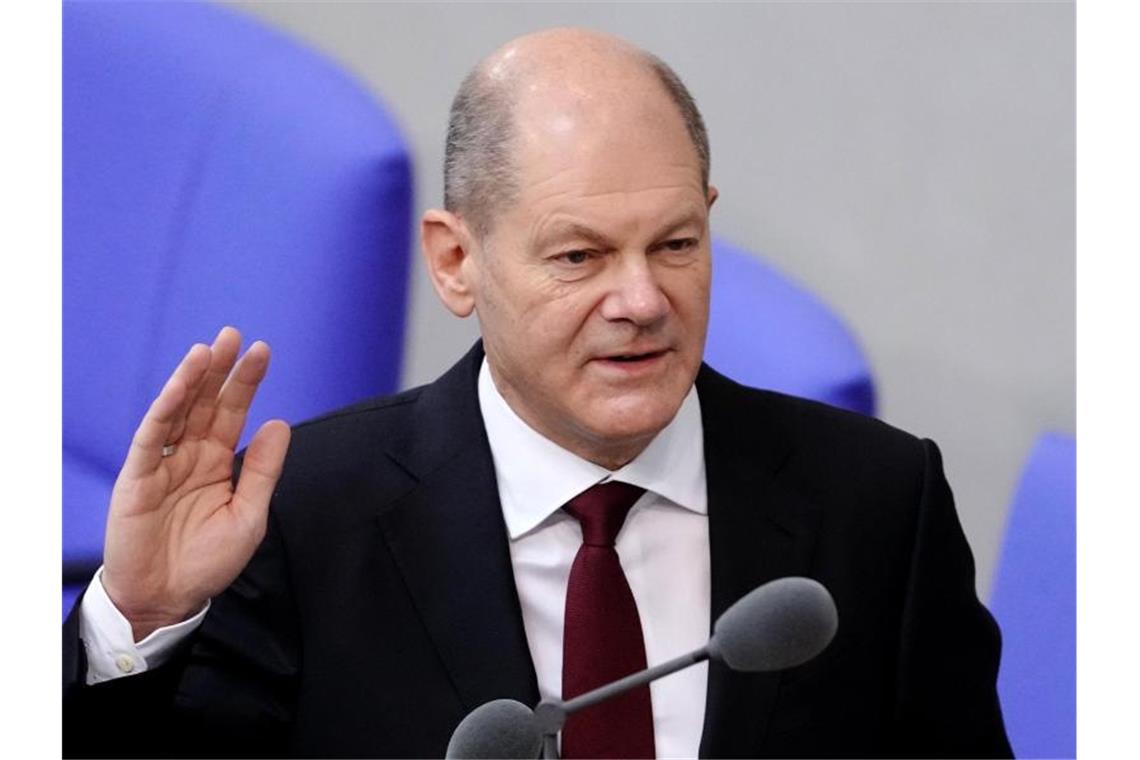 Kanzler Olaf Scholz legt den Amtseid ab. Er verzichtet auf die Formel „So wahr mir Gott helfe“. Foto: Kay Nietfeld/dpa