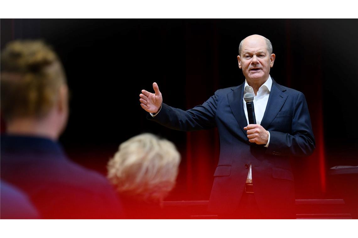 Kanzler Scholz kündigt rasche EU-Reaktion auf US-Zölle an Kanzler Scholz beantwortet im Wahlkampf Fragen der Bürger, wie hier in der Stadt Ludwigsfelde, die zu seinem Wahlkreis gehört.
