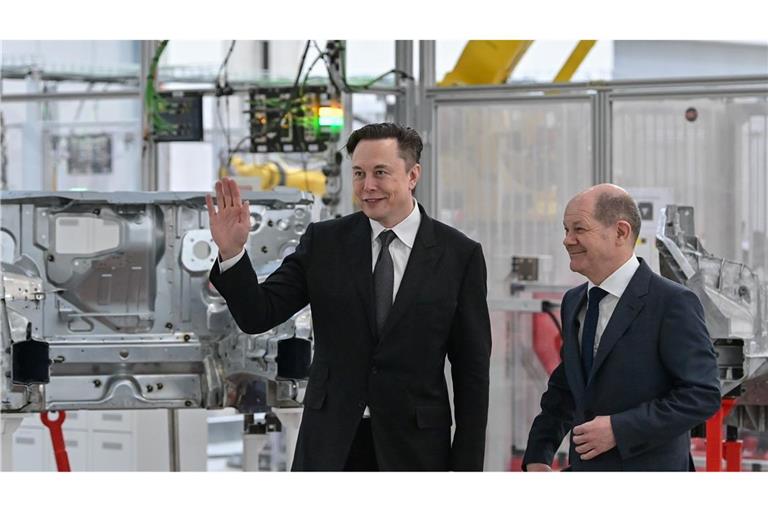 Kanzler Scholz (r) mit Tesla-Chef Elon Musk bei der Eröffnung der Tesla-Fabrik Berlin Brandenburg vor gut einem Jahr.