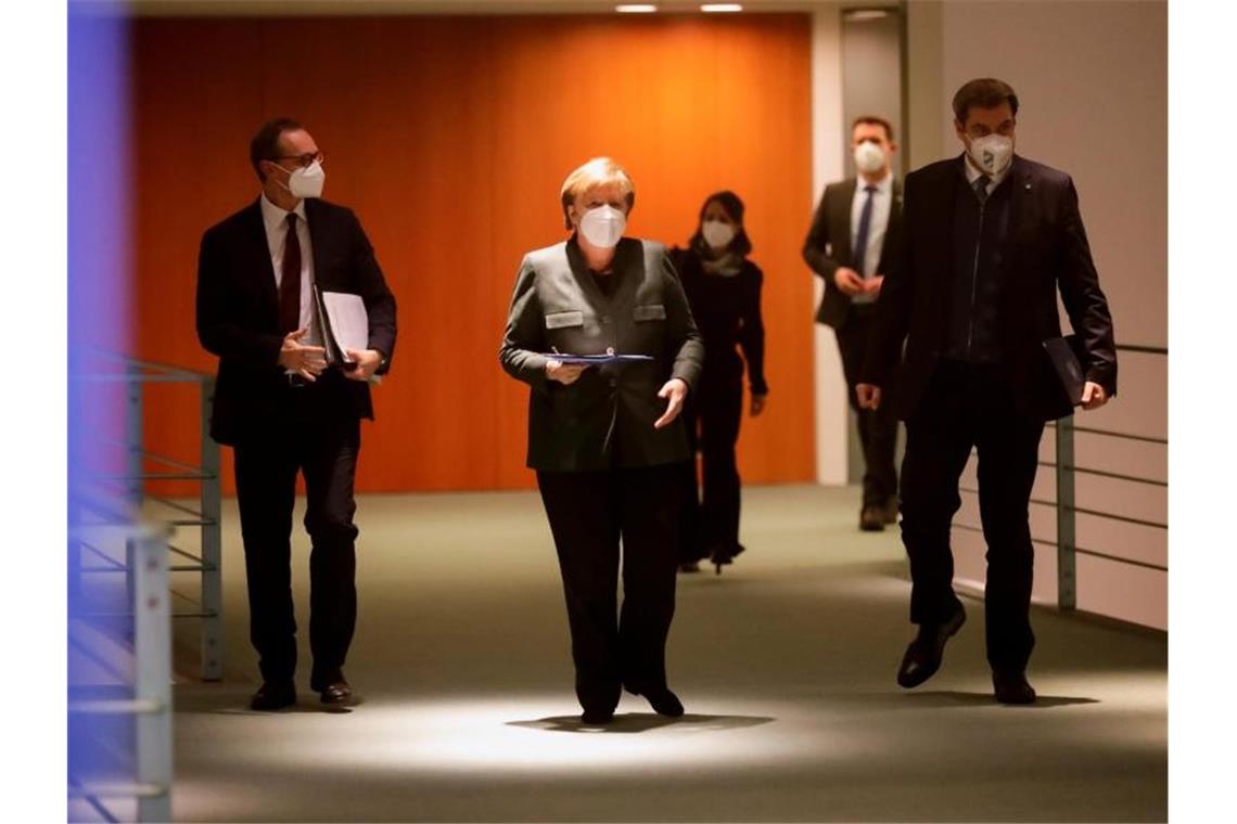 Kanzlerin Angela Merkel (CDU), Berlins Regierender Bürgermeister Michael Müller (l, SPD) und der CSU-Vorsitzende Markus Söder kommen zur Pressekonferenz im Bundeskanzleramt. Foto: Hannibal Hanschke/Reuters/Pool/dpa