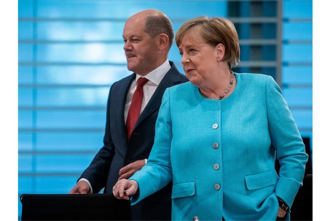 Kanzlerin Angela Merkel (CDU) neben Vizekanzler Olaf Scholz (SPD). Foto: Michael Kappeler/dpa-Pool/dpa