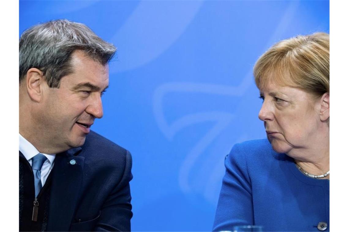 Umfrage: Union verliert auf hohem Niveau leicht Kanzlerin Angela Merkel (CDU) und CSU-Chef Markus Söder haben Grund zur Freude. Foto: Bernd von Jutrczenka/dpa